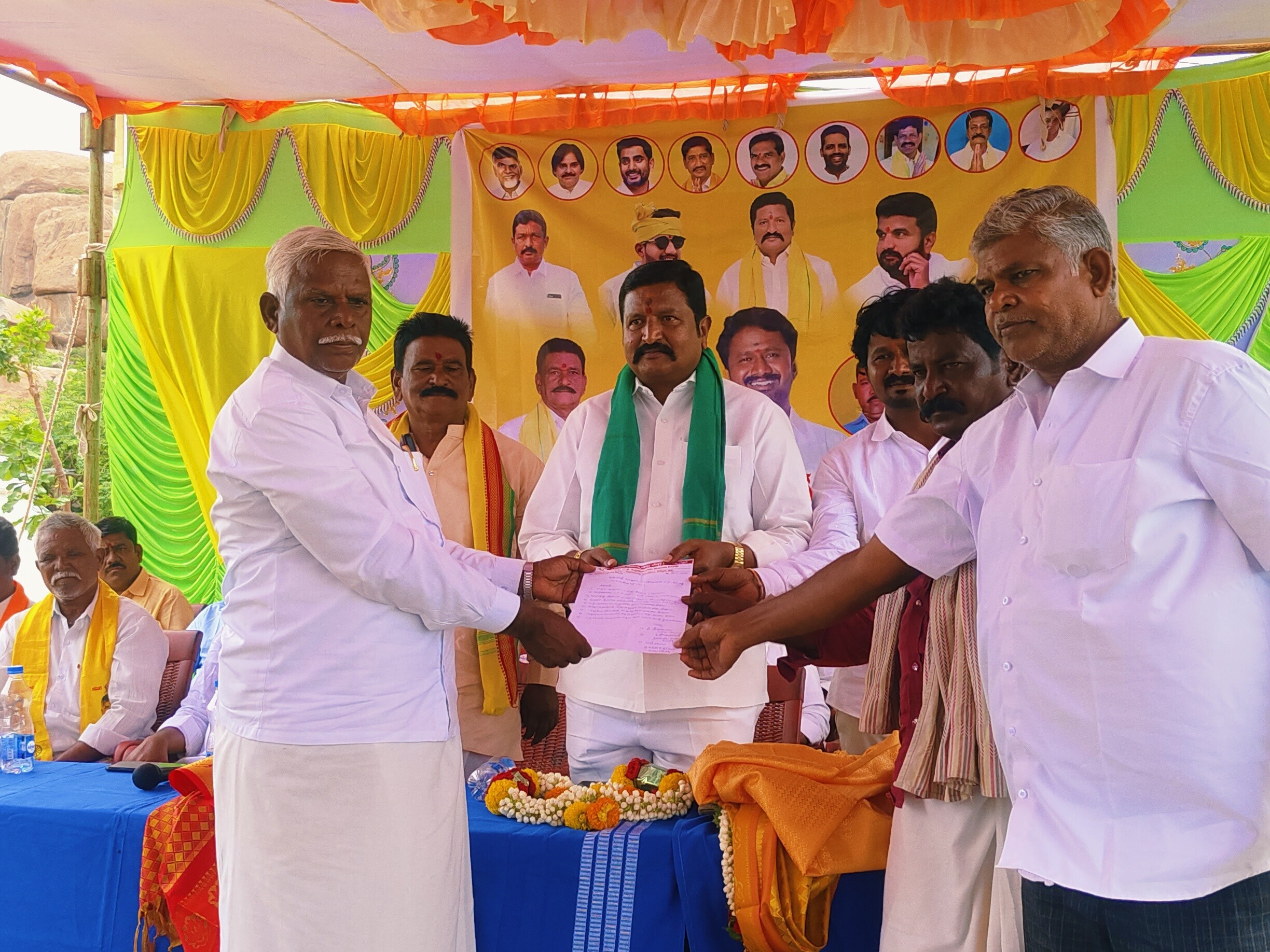 ‘ఎమ్మిగనూరు రహదారి సమస్యను పరిష్కరించండి’