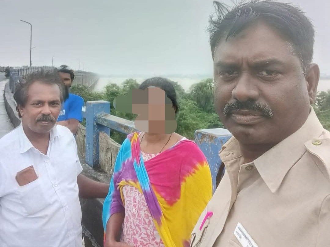 మహిళ ప్రాణాలను కాపాడిన కొవ్వూరు పోలీసులు