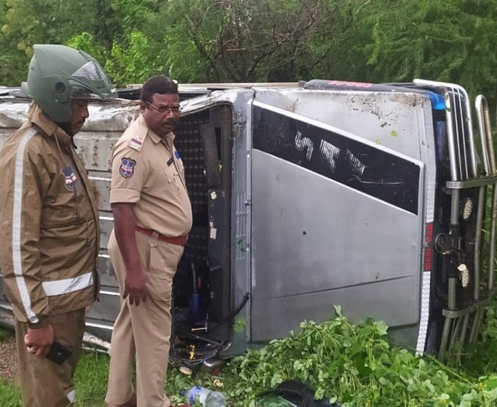 ప్రైవేట్ స్కూల్ వ్యాన్ బోల్తా.. విద్యార్థులకు తీవ్రగాయాలు
