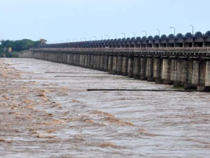 ధవళేశ్వరం వద్ద పెరుగుతున్న నీటిమట్టం