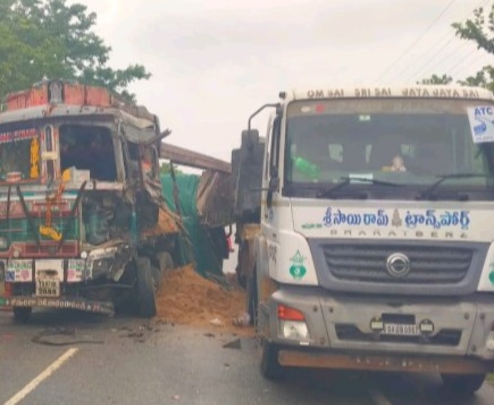 గ్రానైట్ లారీని ఢీకొన్నఇసుక లారీ…తప్పిన ప్రమాదం