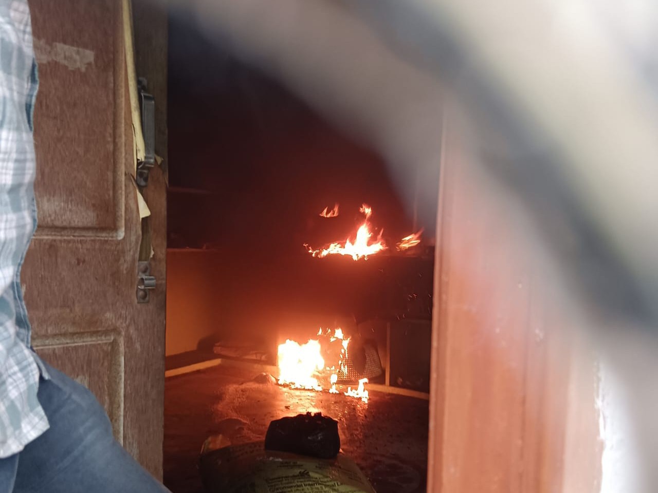 షార్ట్ సర్క్యూట్‌తో సామాగ్రి దగ్ధం