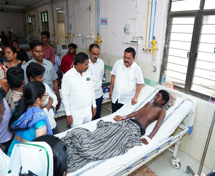 మంటల్లో పడి గాయపడిన విద్యార్థిని పరామర్శించిన మంత్రి