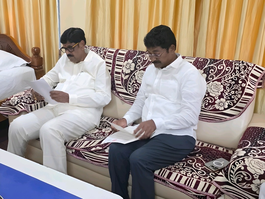 ‘ఆలయాల అభివృద్ధికి నిధులు ఇవ్వాలి’