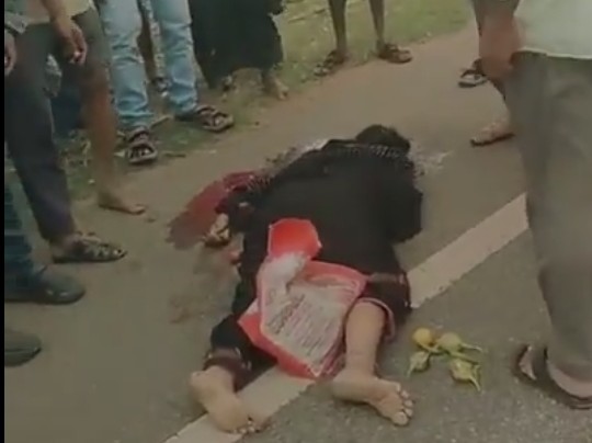బైక్ చక్రంలో చీర ఇరుక్కుని మహిళ మృతి