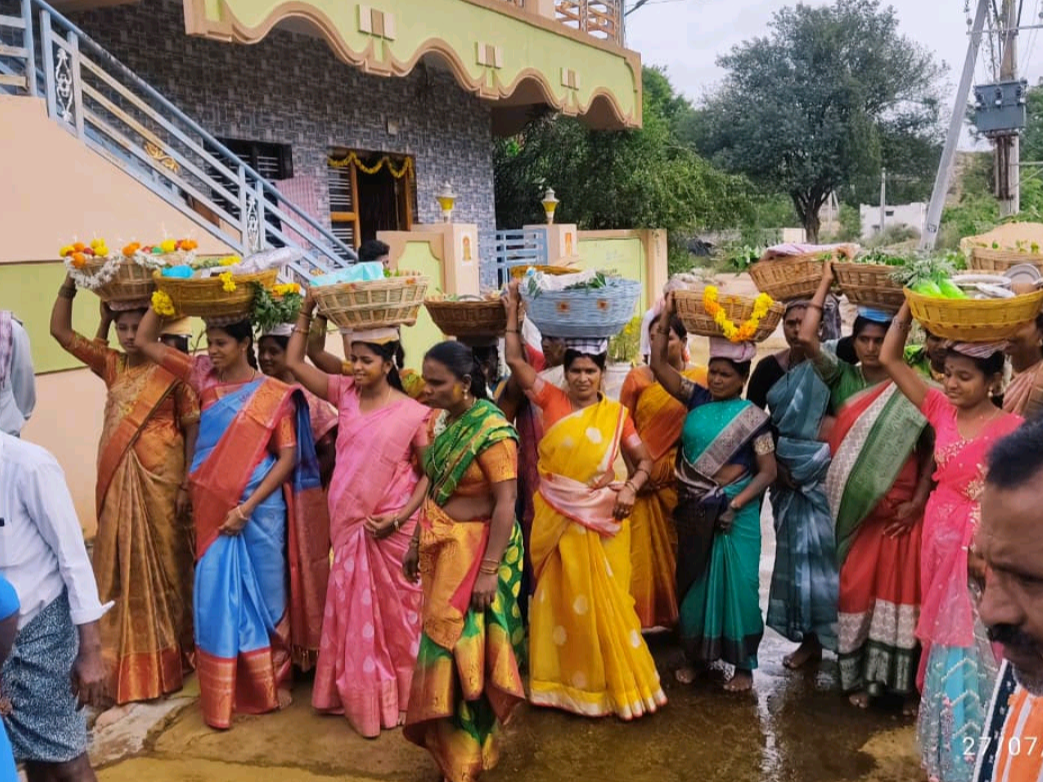 ఘనంగా శ్రీ గంగమ్మ తల్లి జ్యోతులు బోనాలు