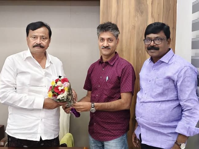 ఎంపీని కలిసిన DRDA ప్రాజెక్ట్ డైరెక్టర్
