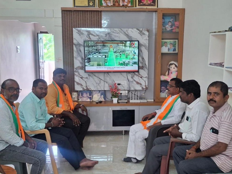 “మన్ కీ బాత్” కార్యక్రమంను తిలకించిన బీజేపీ నేతలు