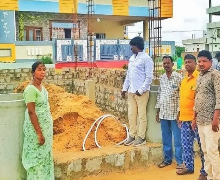 ఇందిరమ్మ ఇంటిని పరిశీలించిన కాంగ్రెస్ నేతలు