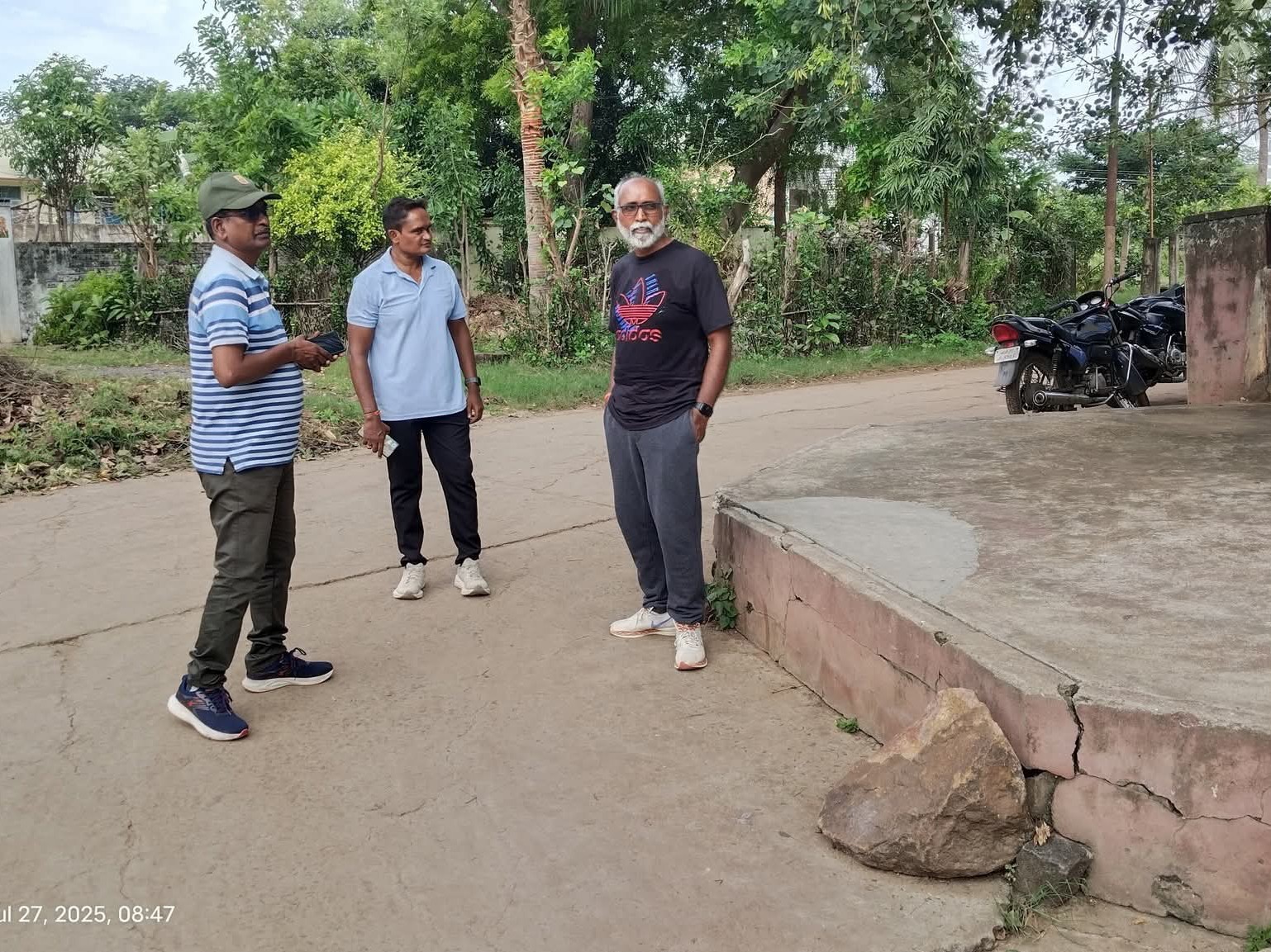 పారిశుద్ధ్య పనులను పర్యవేక్షించిన కమిషనర్