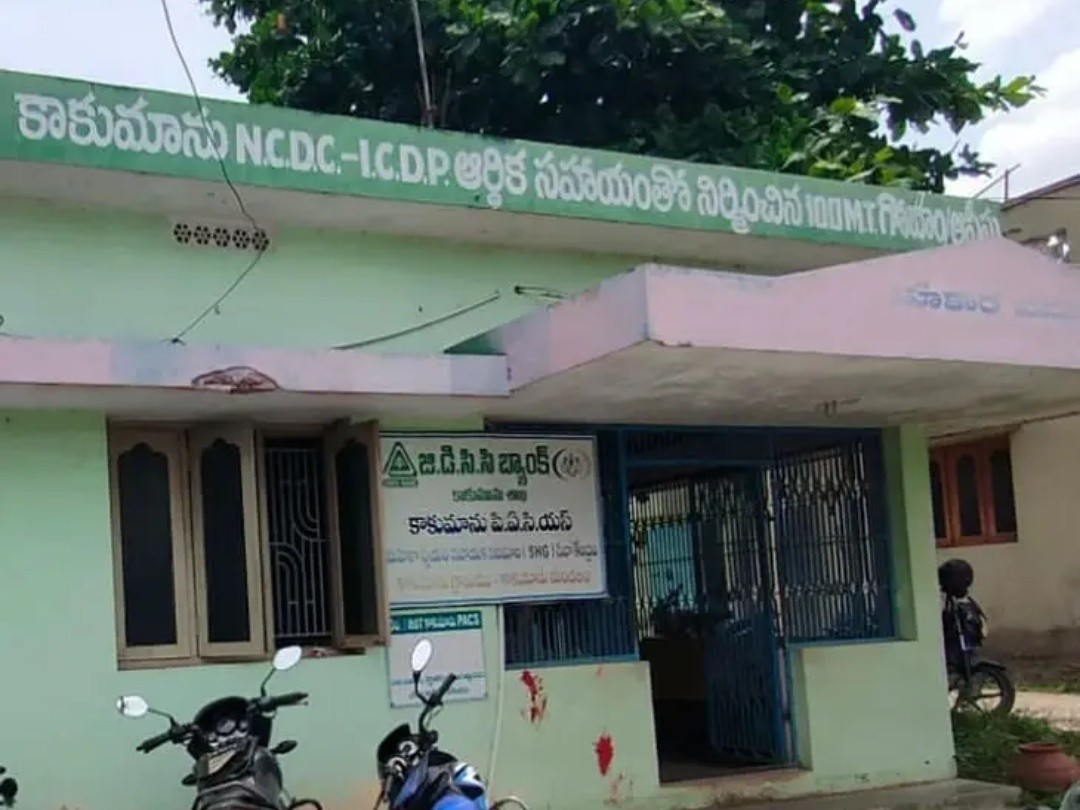 కాకుమానులో రుణాలు ఇవ్వకపోవడంతో అన్నదాతలు అసంతృప్తి