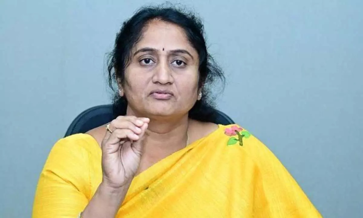 హాస్టళ్ల అభివృద్ధిపై చర్చకు సిద్ధమా?: సవిత