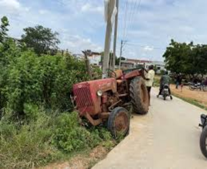 ట్రాక్టర్ ఢీకొట్టడంతో.. బాలుడు మృతి