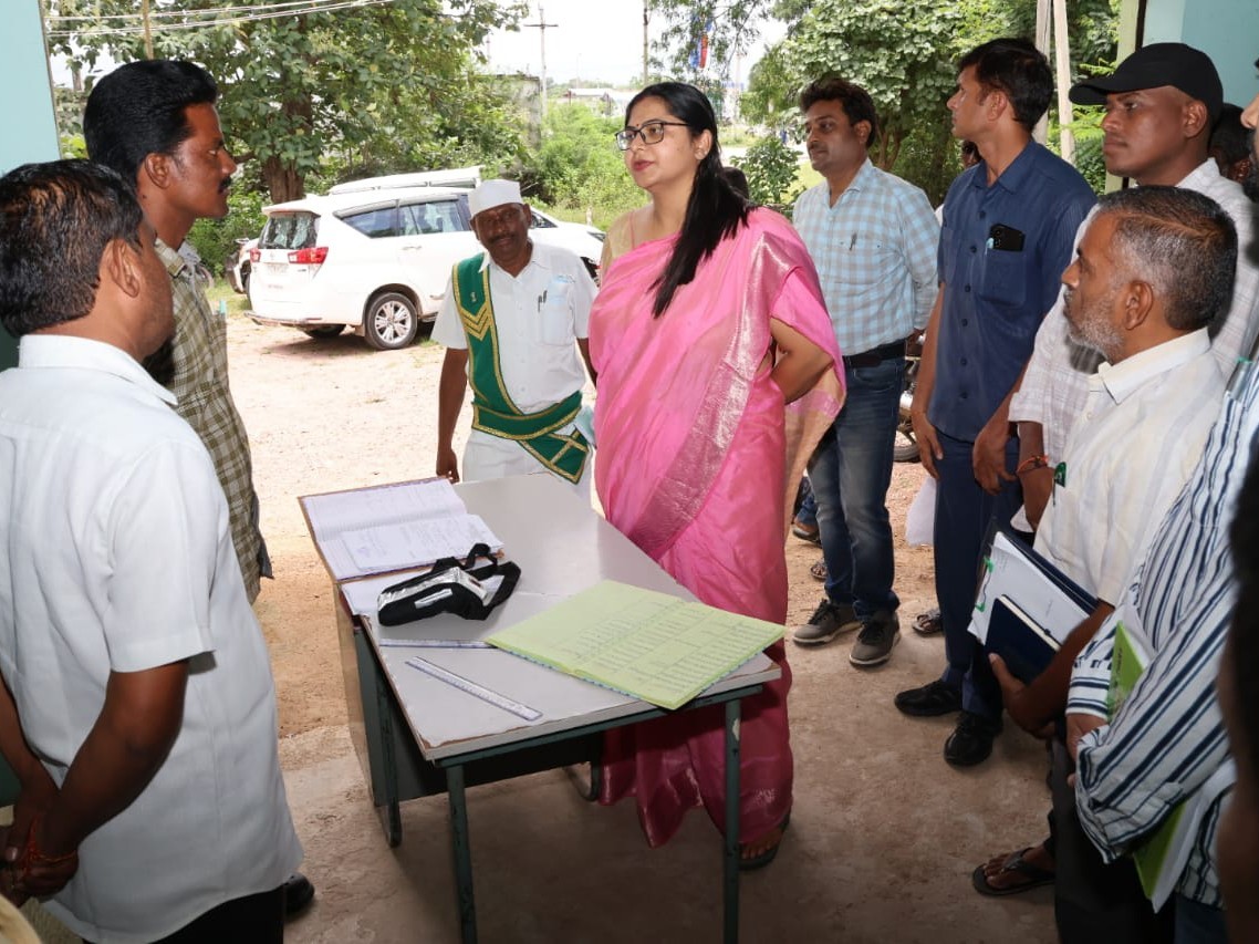 ఎరువులు అందుబాటులో ఉంచాలి: కలెక్టర్