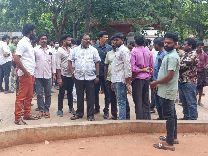 గోడ కూలిన ప్రమాదంలో వ్యక్తి దుర్మరణం