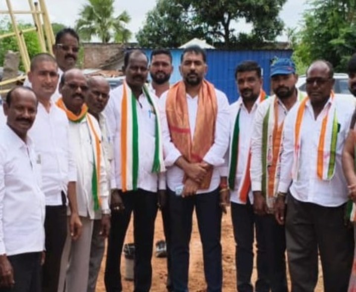 ఇందిరమ్మ ఇళ్లకు భూమి పూజ చేసిన కాంగ్రెస్ నాయకులు