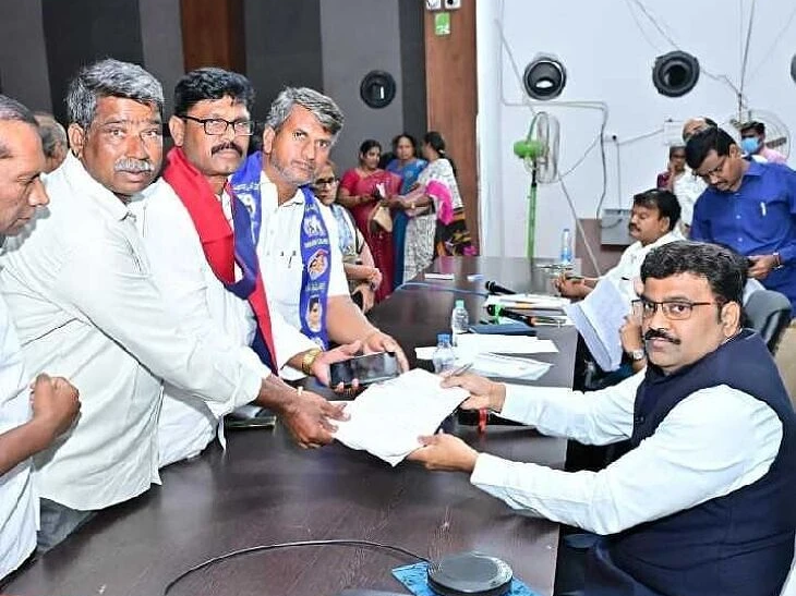 సిద్దాపురానికి రోడ్డు వేయాలని కలెక్టర్‌కు వినతి
