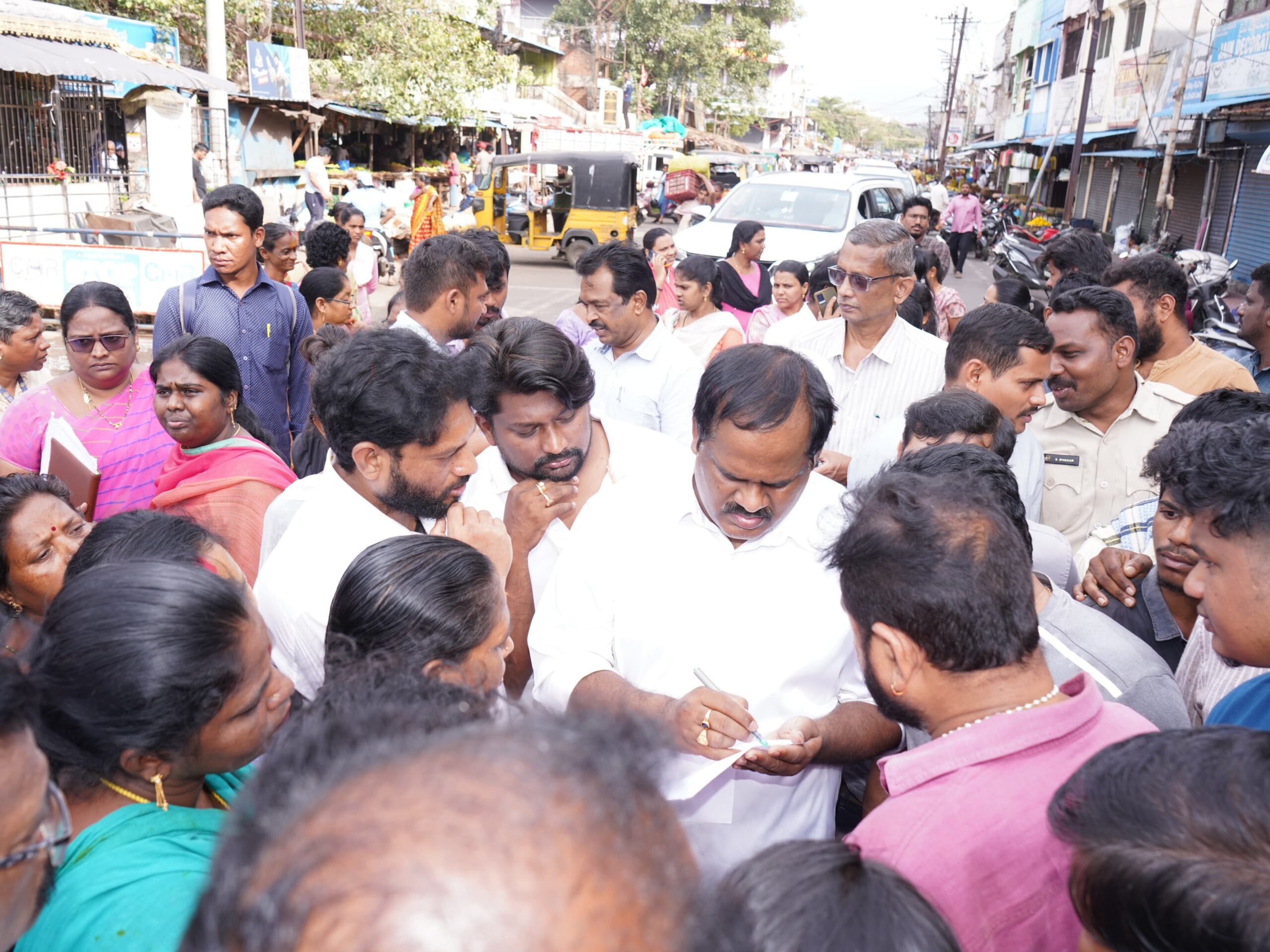 విశాఖ దక్షిణ నియోజకవర్గంలో పర్యటించిన ఎమ్మెల్యే