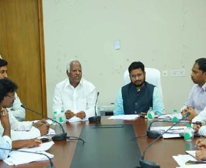 ‘ఇళ్ల నిర్మాణంలో జిల్లా  ప్రథమ స్థానంలో నిలవాలి’