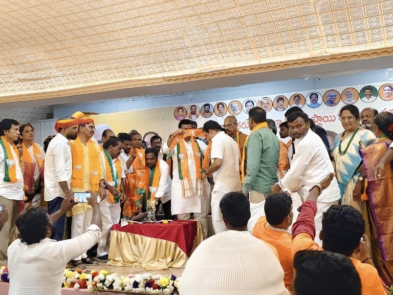 బీజేపీలోకి భారీ చేరికలు