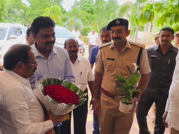 ఏపీ చీఫ్ సెక్రటరీకి స్వాగతం పలికిన కలెక్టర్, ఎస్పీ