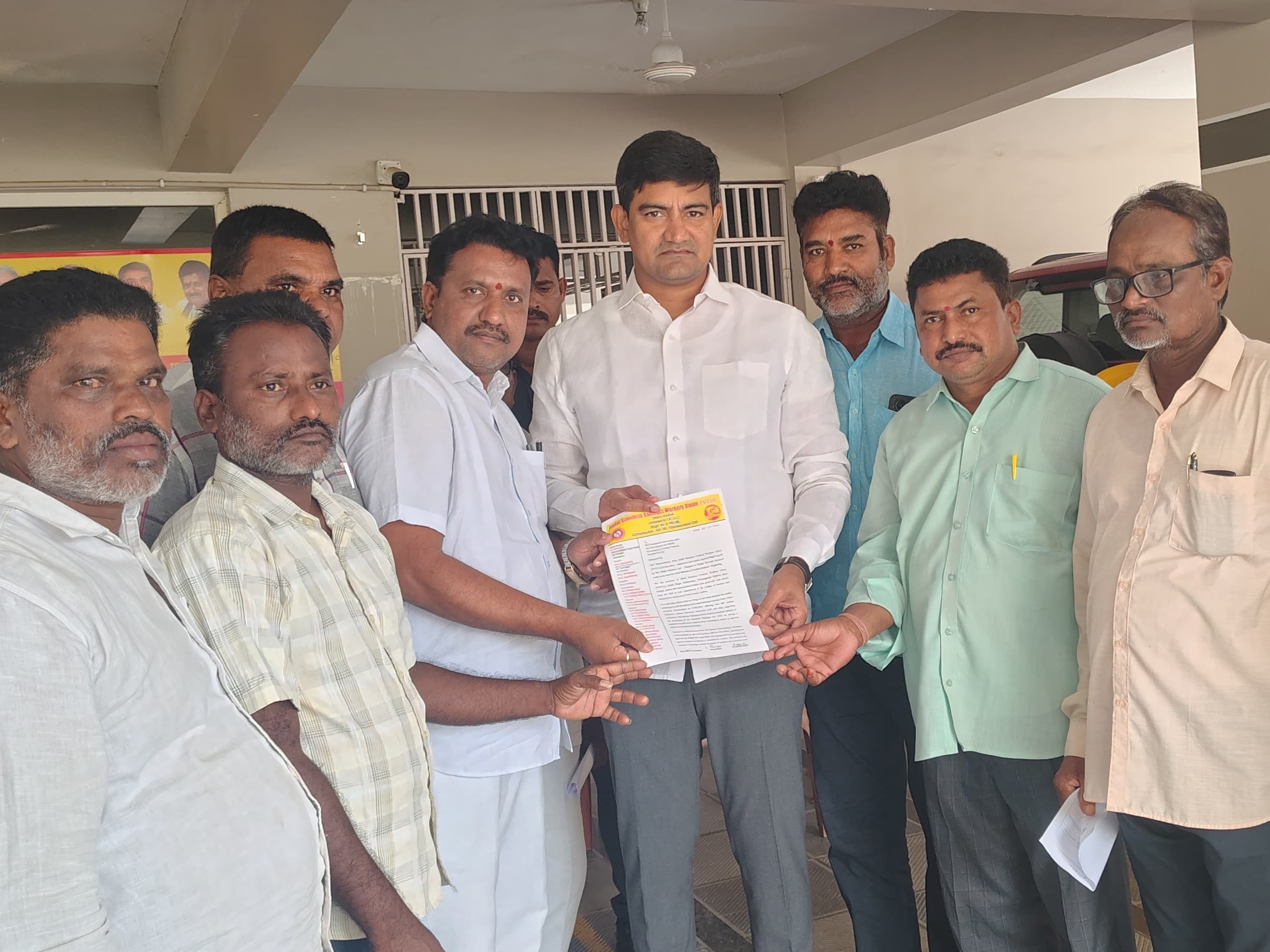 మంత్రిని కలిసిన టీఎన్‌టీయూసీ అధ్యక్షులు