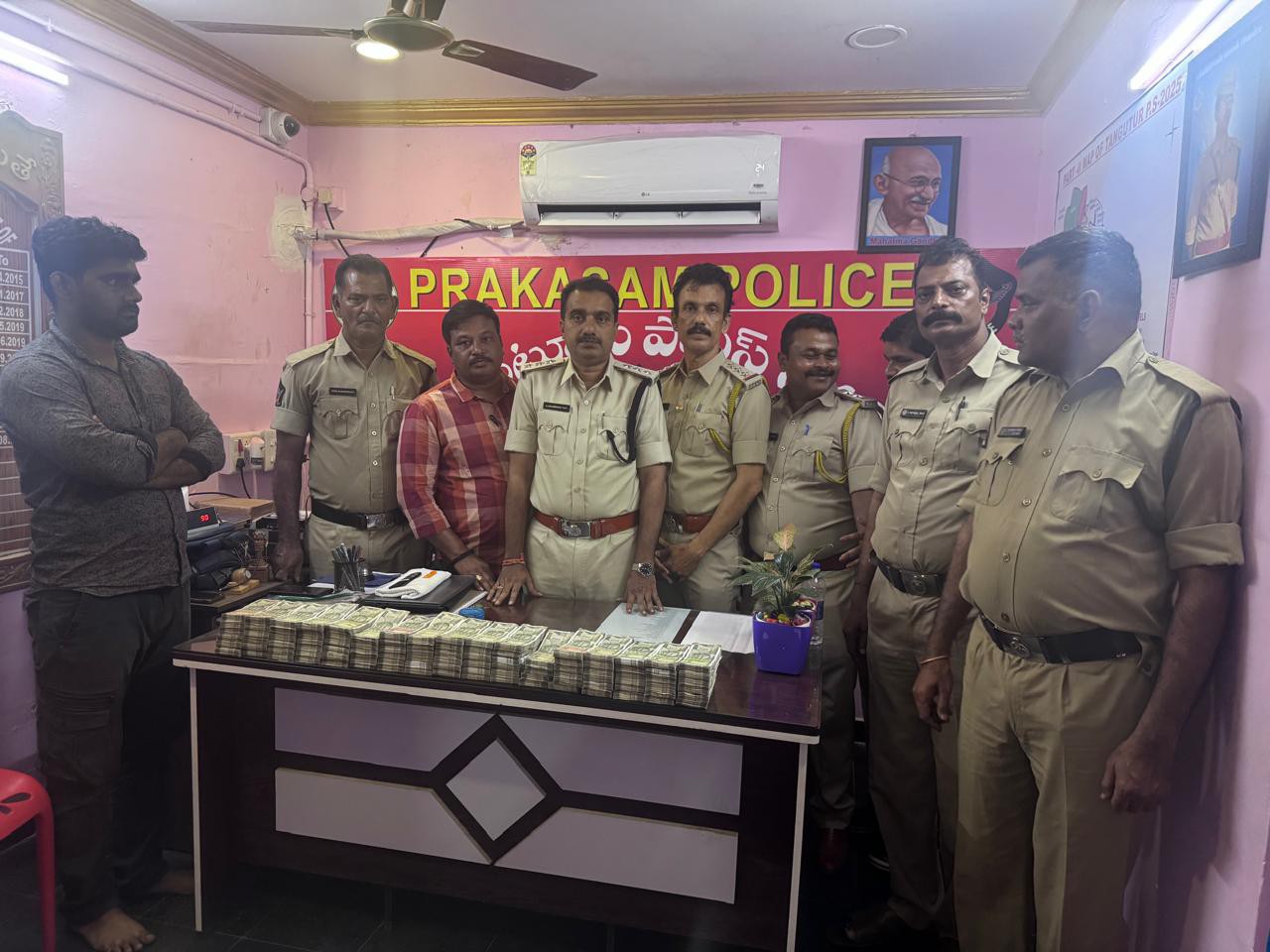 అక్రమంగా తరలిస్తున్న నగదు స్వాధీనం