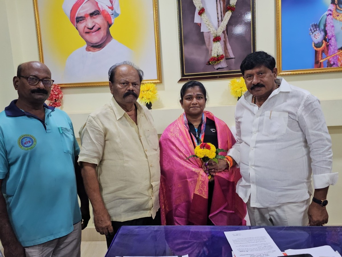 పవర్ లిఫ్టింగ్ పోటీల్లో గుడివాడ క్రీడాకారిణి ప్రతిభ