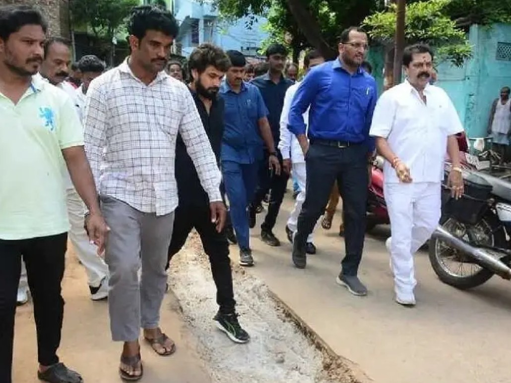 ‘ప్రతిరోజూ పారిశుద్ధ్య పనులు చేపట్టాలి’