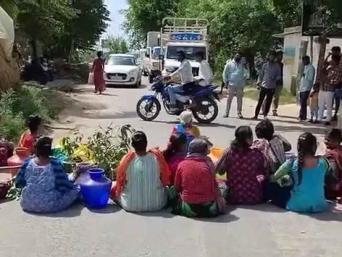 శాంతిపురంలో మంచినీళ్ల కోసం ధర్నా