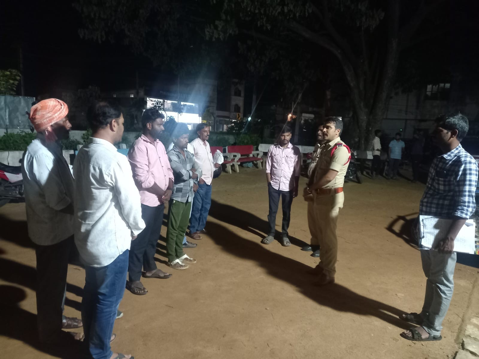 వాహనాల తనిఖీ చేపట్టిన సీఐ