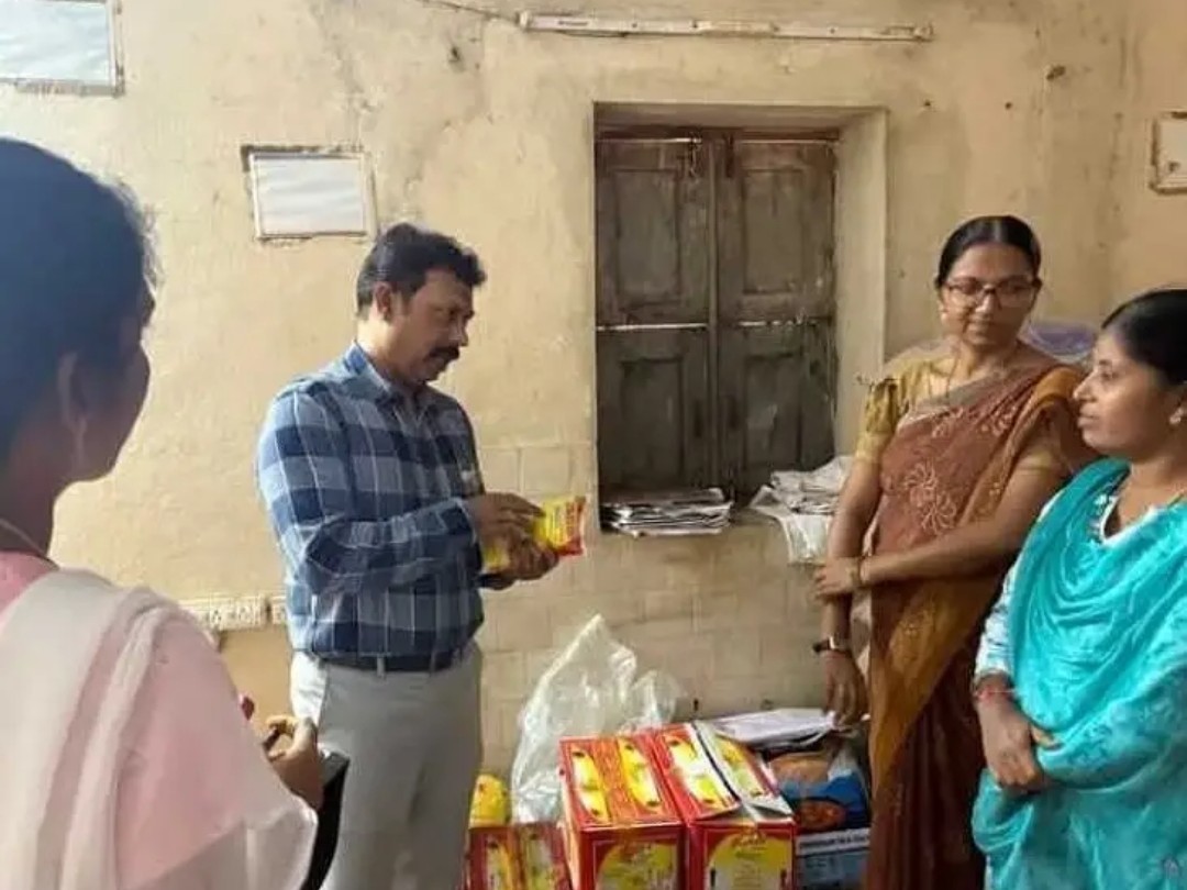గర్ల్స్ హాస్టల్‌ను సందర్శించిన జాయింట్ సెక్రెటరీ