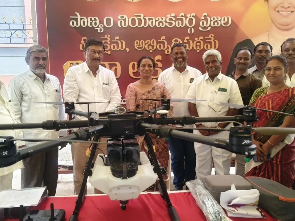 ఎమ్మెల్యే చేతుల మీదుగా కిసాన్ డ్రోన్‌ల పంపిణీ