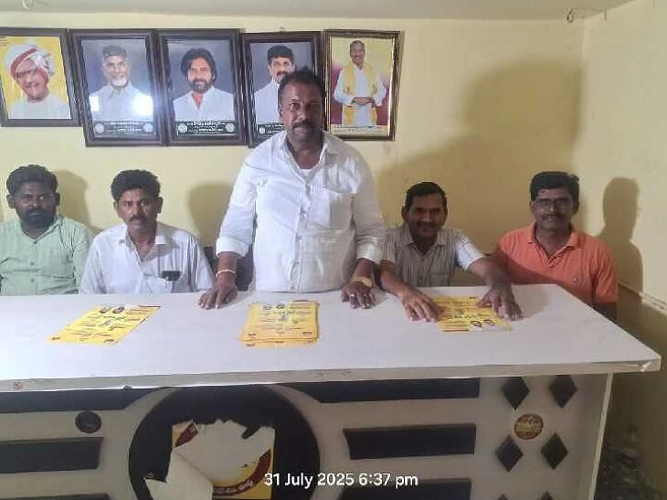 ‘పెన్షన్ల పంపిణీలో నాయకులు పాల్గొనాలి’