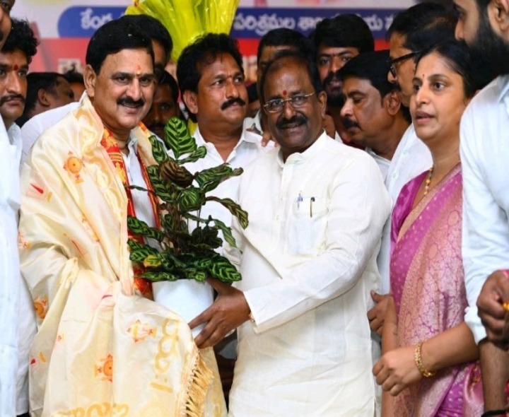 కేంద్రమంత్రికి మొక్కను అందించిన ఎమ్మెల్సీ