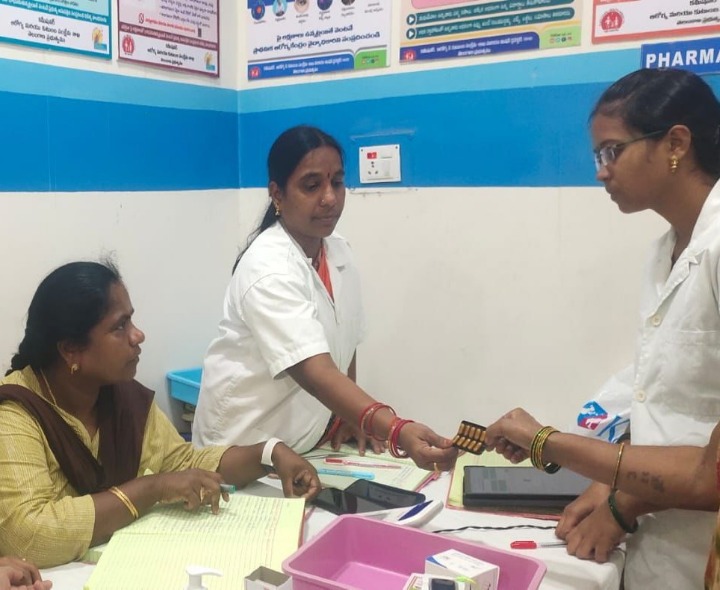 NCD క్లినిక్‌ని సందర్శించిన పోగ్రామ్ ఆఫీసర్
