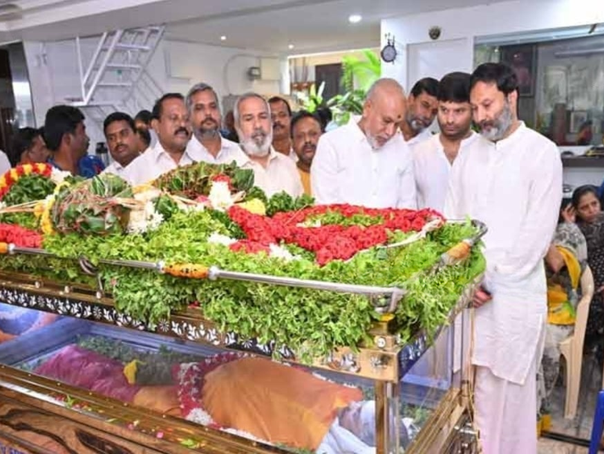 అరుణమ్మ పార్థివదేహానికి ఎమ్మెల్యే నివాళి