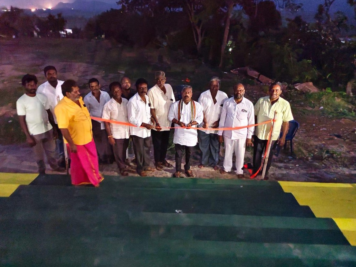గుడి వద్ద మెట్ల ప్రారంభం