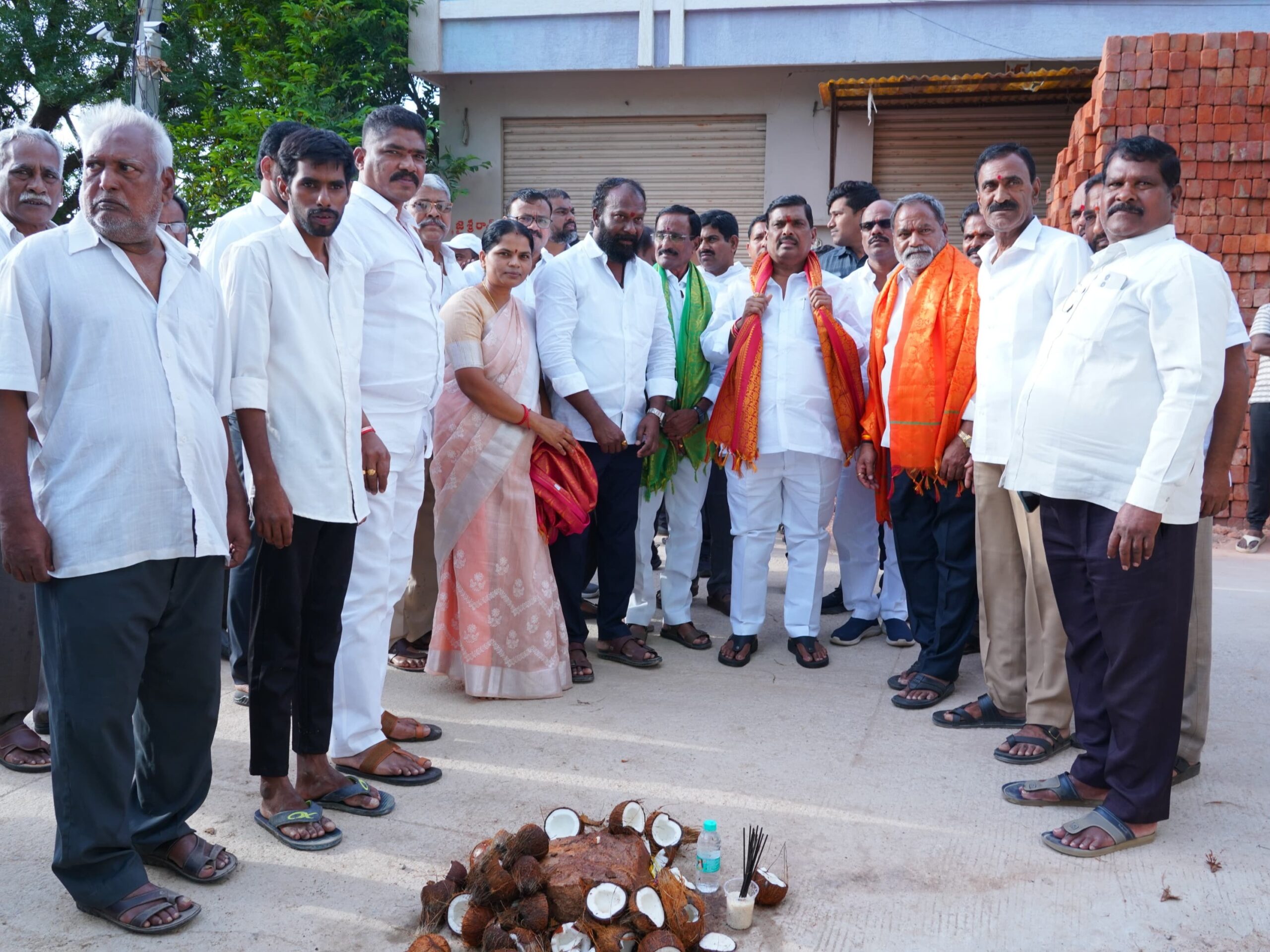 అభివృద్ధి పనులను ప్రారంభించిన ఎమ్మెల్యే