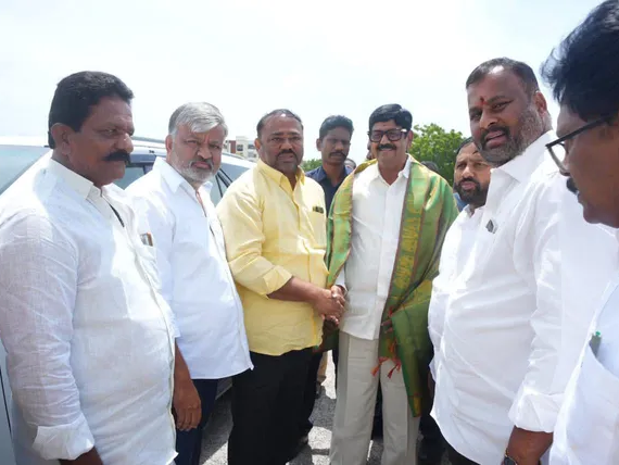 మంత్రి ఆనంకి ఘన స్వాగతం పలికిన మంత్రి