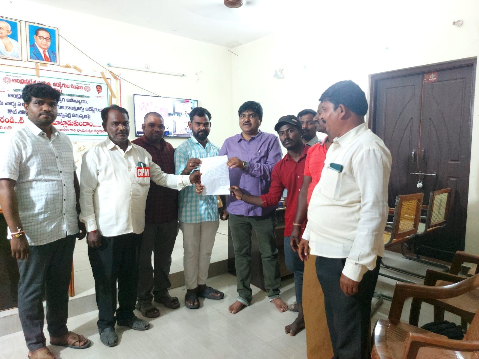 నీటి వృథాను అరికట్టాలని ఎంపీడీవోకు సీపీఎం వినతి