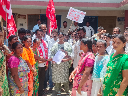 ‘కాంగ్రెస్ పార్టీ ఇచ్చిన హామీలు నెరవేర్చాలి’