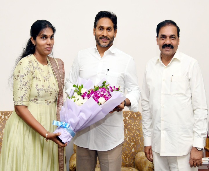 మాజీ సీఎం జగన్‌ను కలిసిన మాజీ మంత్రి