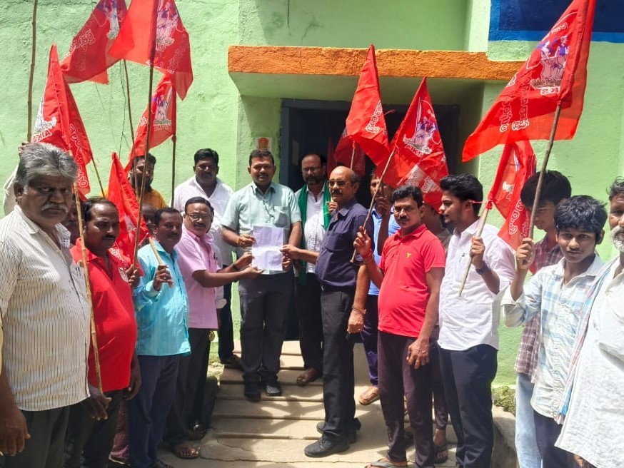 యూరియా సరఫరా చేయడంలో కేంద్ర రాష్ట్ర ప్రభుత్వాలు విఫలం