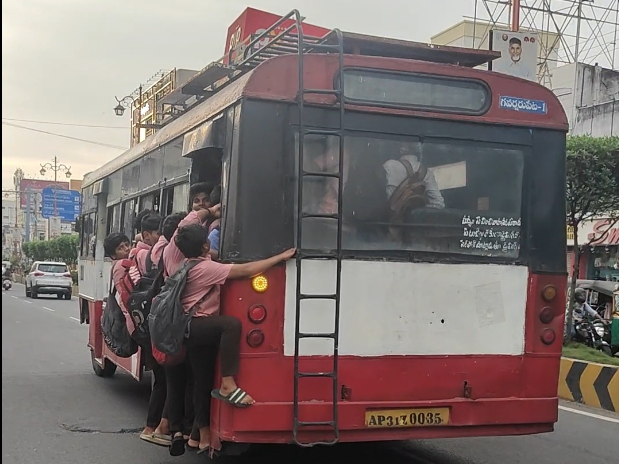 విజయవాడలో ప్రమాదకరంగా ప్రయాణం