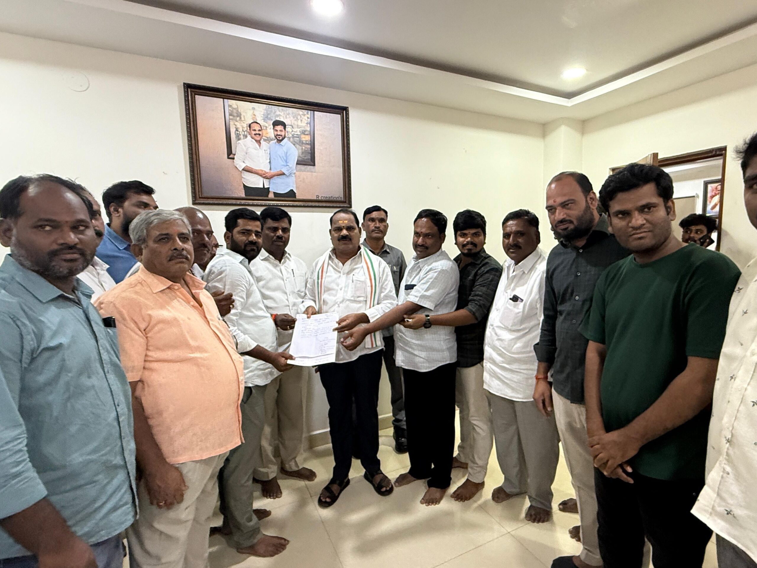 ‘మా కాలనీలో నెలకొన్న సమస్యలు తీర్చండి’