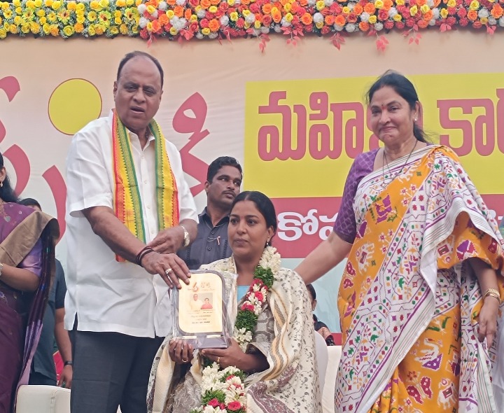 డీఎస్సీలో నాలుగు ఉద్యోగాలు సన్మానించిన MP, MLA