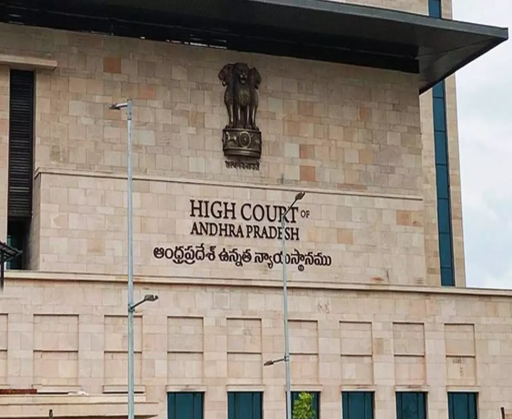 హైకోర్టుకు ముగ్గురు న్యాయమూర్తులు బదిలీ