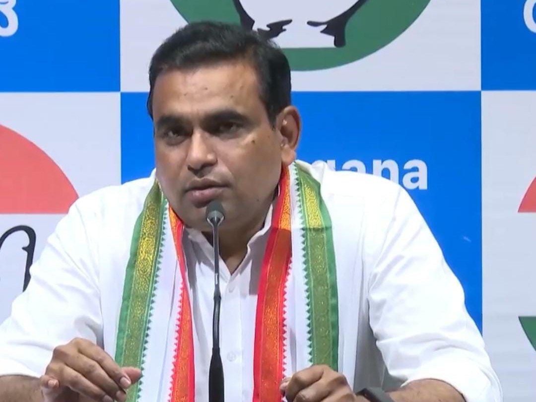 కేటీఆర్ సెల్ఫ్ డబ్బా కొట్టుకుంటున్నారు: ఎంపీ
