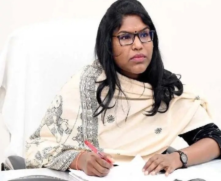 ఎరువుల అక్రమ నిల్వలపై కఠిన చర్యలు: కలెక్టర్